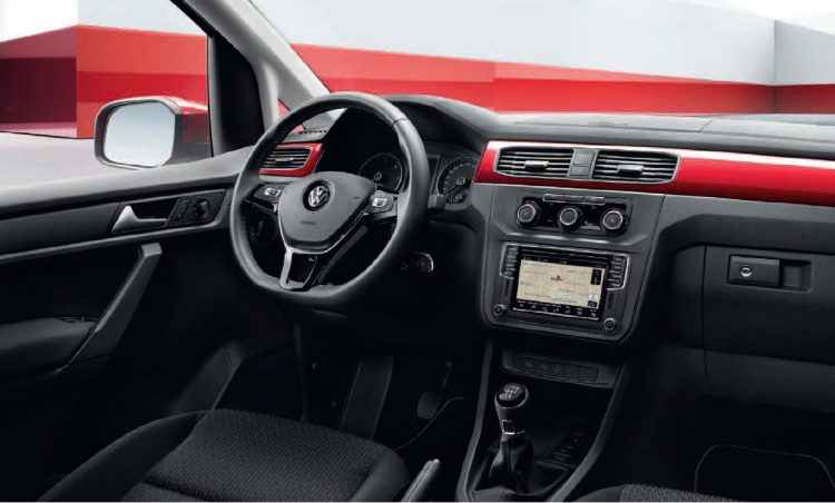 Интерьер переднего ряда Volkswagen Caddy 2016 года