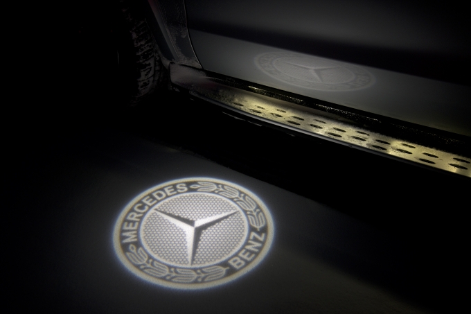О марочной принадлежности автомобиля напоминает и появившаяся наружная подсветка в виде эмблемы Mercedes-Benz