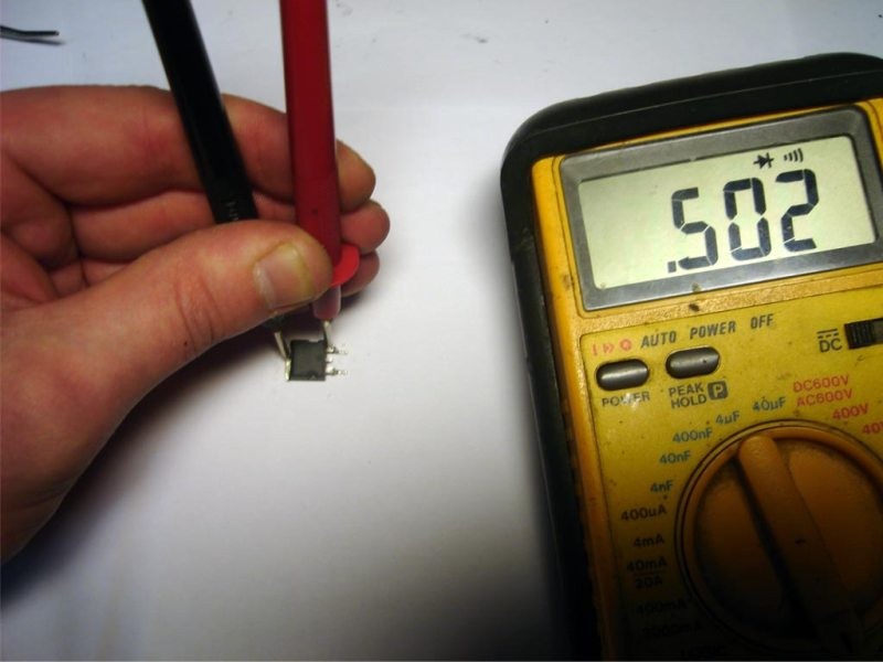 Фотоснимок проверки мультиметром исправности конденсатора