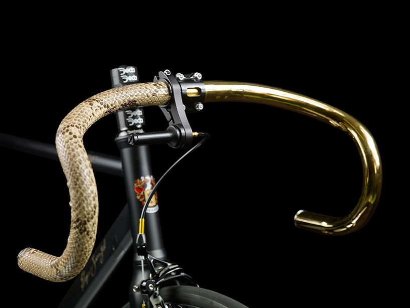 Велосипед с деталями покрытые золотом