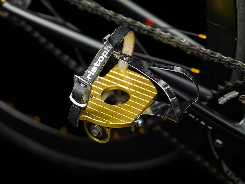 Велосипед с деталями покрытые золотом