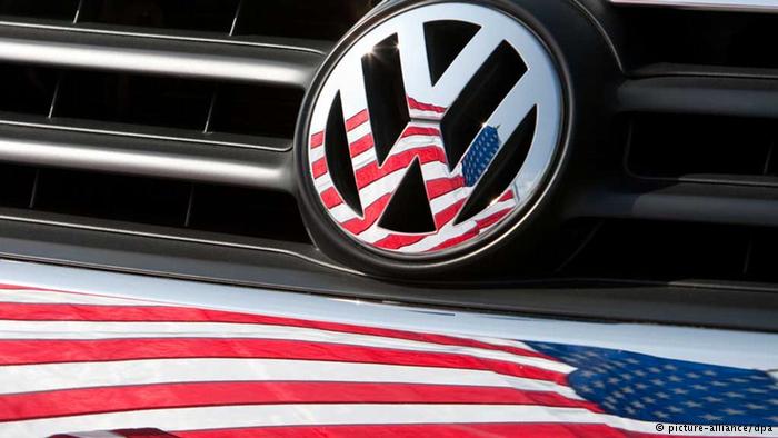 Логотип Volkswagen с американским флагом.
