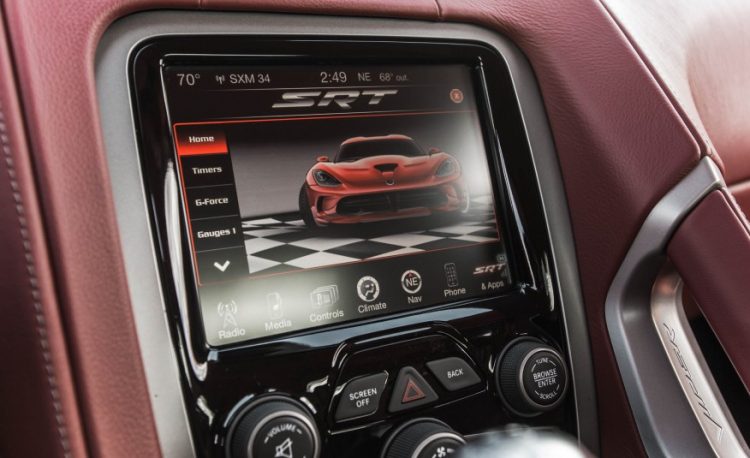 Фото мультимедийной системы Dodge Viper SRT