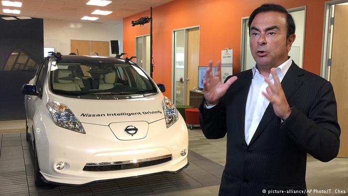  Глава Renault-Nissan Карлос Гон на фоне автомобиля с автономным вождением