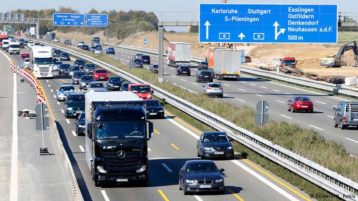 Грузовик Daimler едет в автономном режиме по автобану 