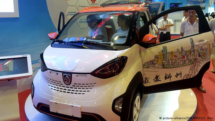 Китайский электромобиль демонстрируется на автосалоне