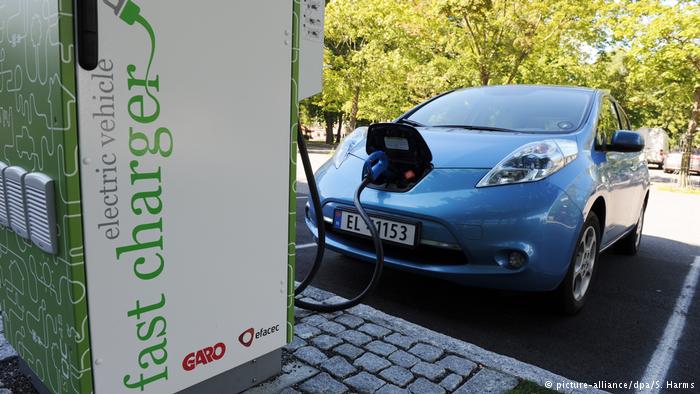 К станции быстрой зарядки в городе Моссе подключен японский электромобиль Nissan Leaf